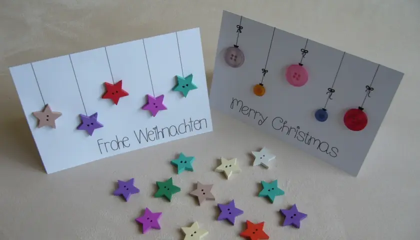 Kreative weihnachtskarte basteln grundschule: Sterne und Knöpfe als Weihnachtsdeko auf Karten.