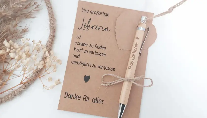 Ein Abschiedsgruß für die Grundschule: Ein Stift mit Gravur "Frau Hartmann" und ein Spruch über eine tolle Lehrerin.
