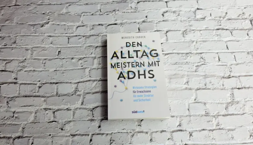 Buchcover "Den Alltag meistern mit ADHS" von Meredith Carder. Es bietet wirksame Strategien für Erwachsene zur ADHS-Behandlung und mehr Struktur.