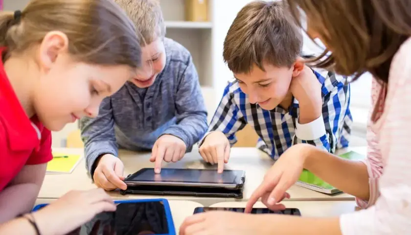 Kinder lernen mit Tablets und Smartphones, was sind elektronische Medien. Sie sind begeistert bei der Sache.