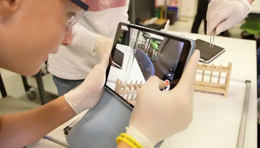 Schüler dokumentieren Experimente mit Tablets. Ein Beispiel für die Digitalisierung an deutschen Schulen im naturwissenschaftlichen Unterricht.