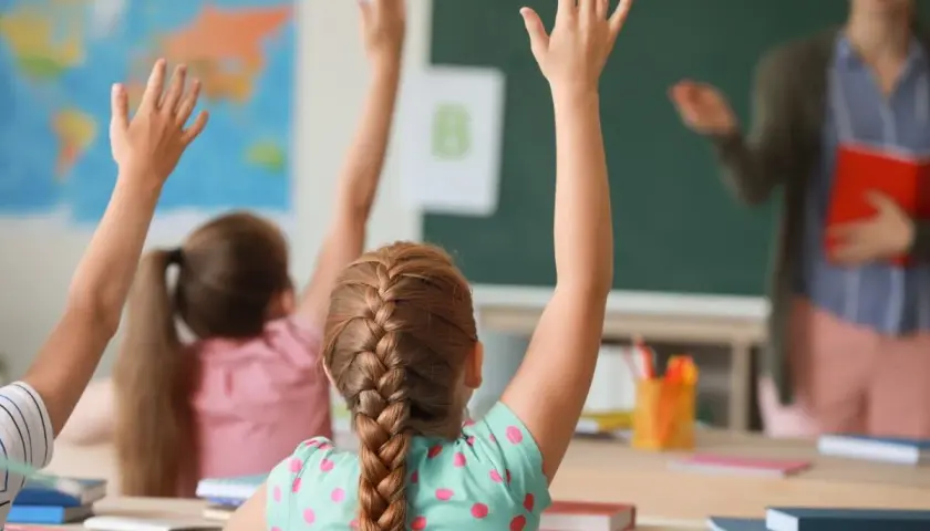 Schüler melden sich im Unterricht, eine Szene voller Lernfreude und Ideen für die Rhythmisierung in der Grundschule.