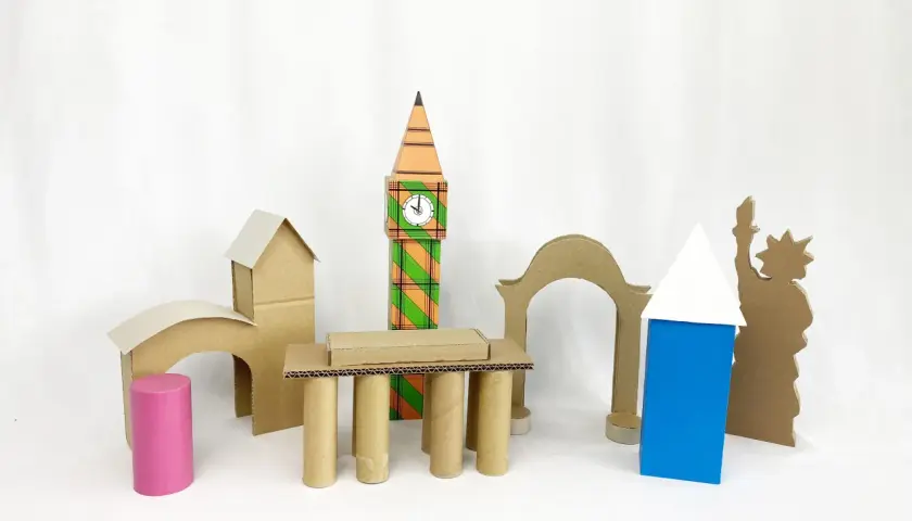 Kreative Bauwerke aus Karton: Eine Grundschule baut und konstruiert eine Stadt mit Big Ben und Freiheitsstatue.