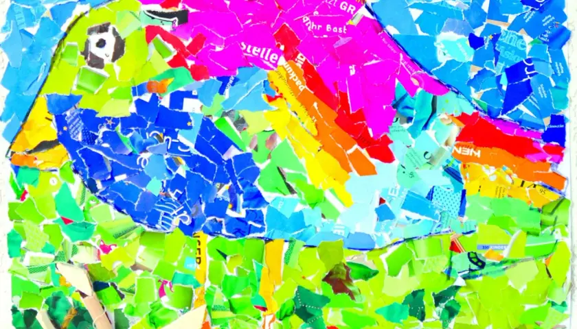 Buntes Vogel-Collagebild, entstanden beim **malen mit Kindern**. Viele zerrissene Papierstücke in leuchtenden Farben ergeben einen fröhlichen Vogel im Grünen.