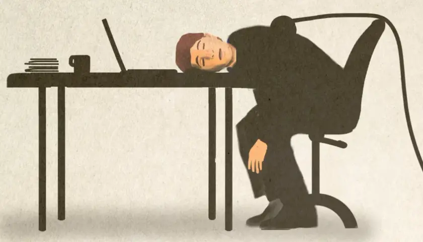 Ein Lehrer schläft erschöpft am Schreibtisch ein, ein Kabel steckt in seinem Schatten. Ein Symbol für Lehrer Burnout.