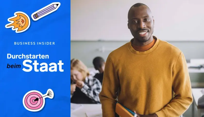 Ein Mann mit gelbem Pullover und Büchern in der Hand lächelt. Er ist ein Quereinsteiger Lehrer Niedersachsen, ohne Altersgrenze.