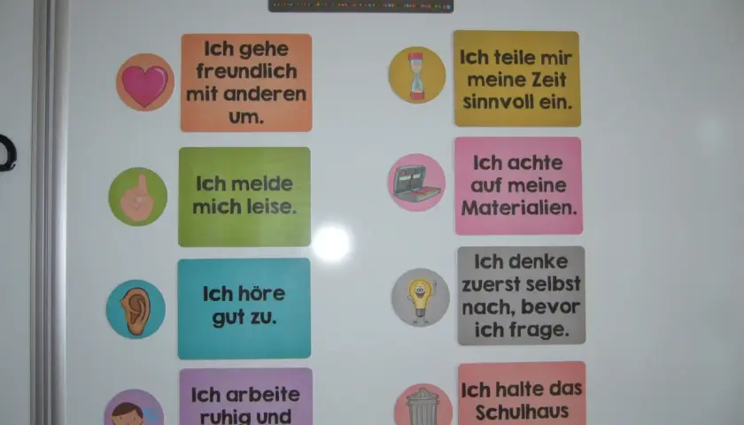 Klassenregeln 1. Klasse: Freundlich sein, leise melden, gut zuhören, konzentriert arbeiten, Zeit sinnvoll nutzen, Materialien achten, selbst nachdenken, Schulhaus sauber halten.