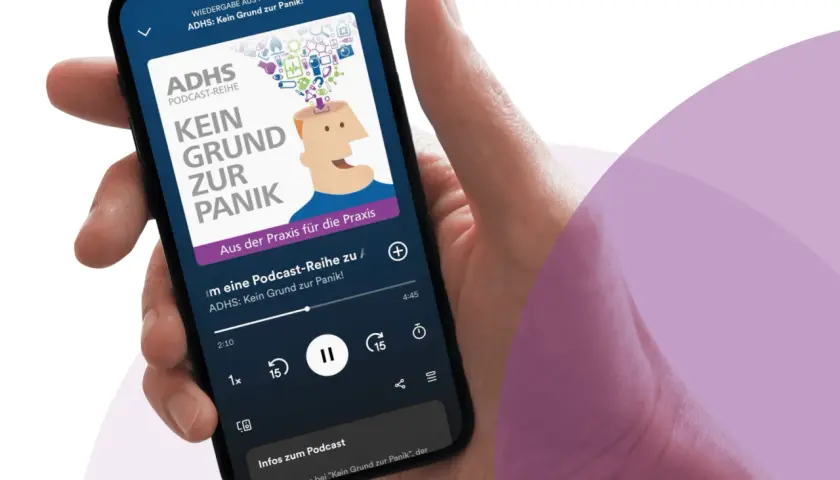 Hand hält Smartphone mit Podcast-App. Der Podcast "ADHS: Kein Grund zur Panik" wird abgespielt.