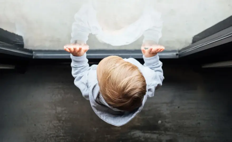 Kind weint in Kita? Trennungsangst verstehen & richtig handeln