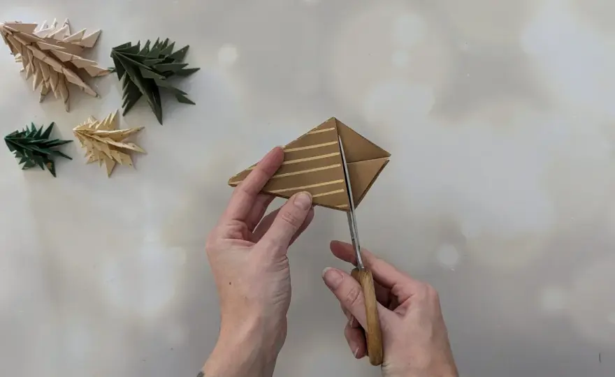 Papier-Tannenbaum falten - So gelingt die perfekte Weihnachtsdeko