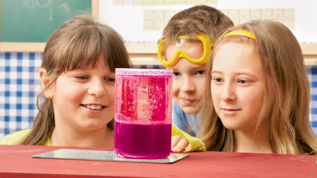 Kinder beobachten fasziniert, wie ihre selbstgemachte Lavalampe sprudelt. Ein spannendes Experiment!