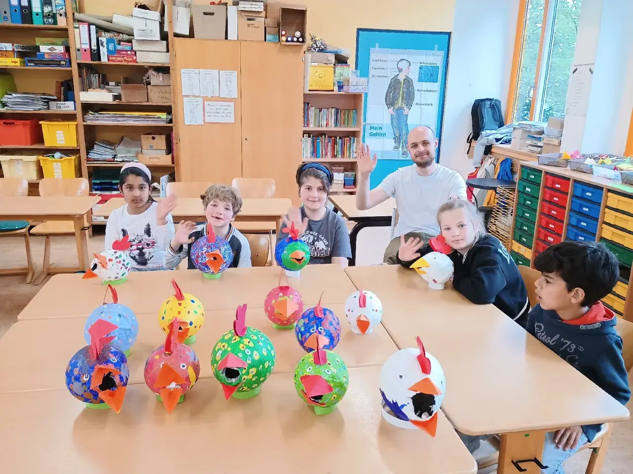 Kinder präsentieren stolz ihre bunten Hühner-Bastelarbeiten. Kreative Projekte Grundschule, die Freude machen!