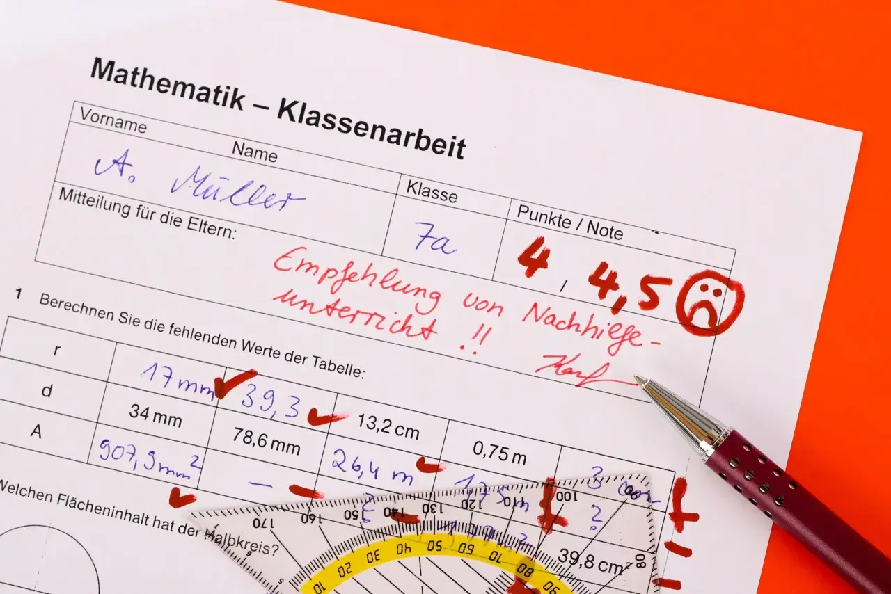 Mathe-Klassenarbeit mit schlechte Noten wegen Faulheit. Die Note 4,5 und ein trauriges Smiley zeigen das Ergebnis. Empfehlung für Nachhilfe.