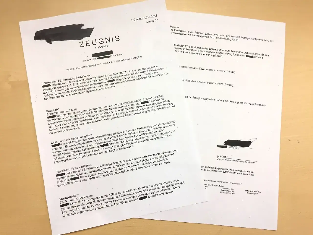 Zeugnis mit Noten in Worten für ein Schulkind der 2. Klasse. Beschreibt Leistungen in Deutsch, Mathematik und Sachkunde.