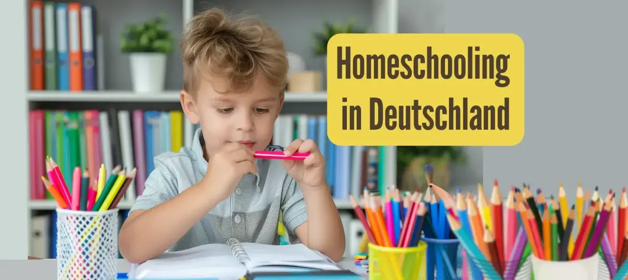 Ein Junge lernt zu Hause, was ist homeschooling in Deutschland. Buntstifte und Bücher liegen bereit.
