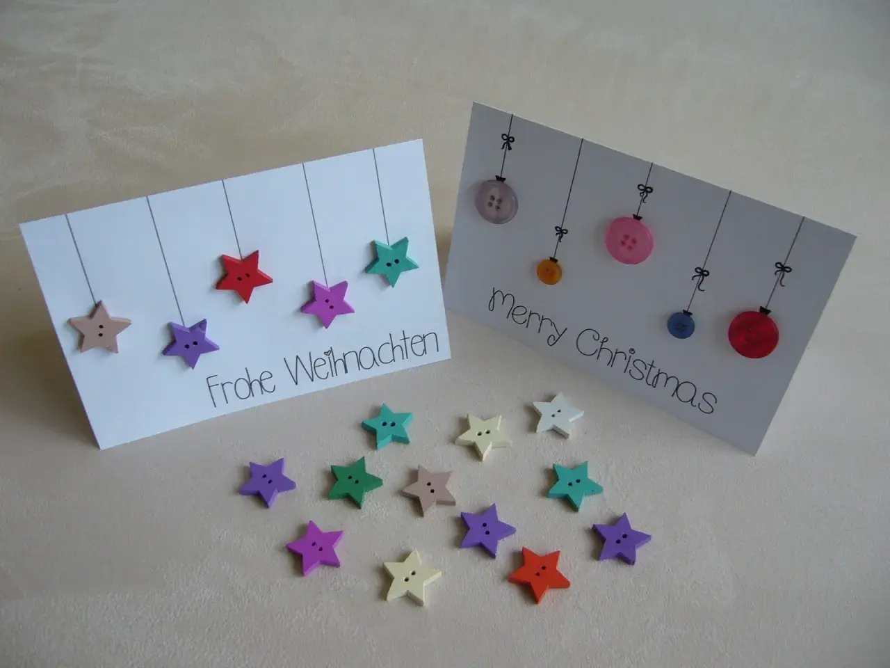 Kreative weihnachtskarte basteln grundschule: Sterne und Knöpfe als Weihnachtsdeko auf Karten.