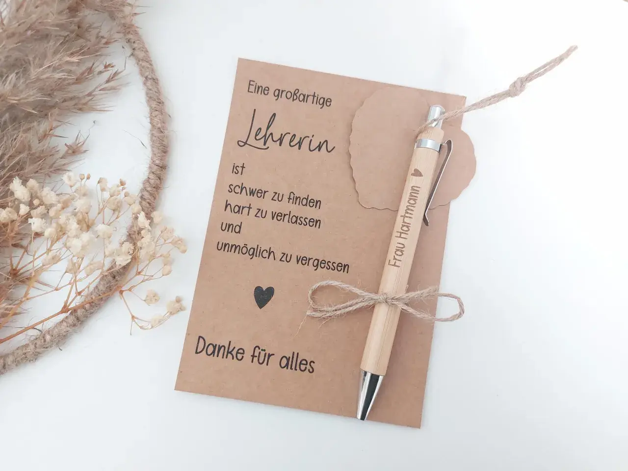 Ein Abschiedsgruß für die Grundschule: Ein Stift mit Gravur "Frau Hartmann" und ein Spruch über eine tolle Lehrerin.