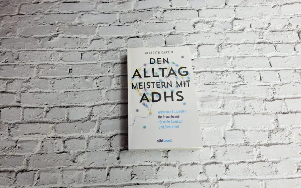 Buchcover "Den Alltag meistern mit ADHS" von Meredith Carder. Es bietet wirksame Strategien für Erwachsene zur ADHS-Behandlung und mehr Struktur.