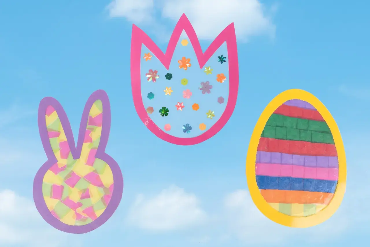 Bunte Osterdekorationen für Fenster: Hase, Tulpe und Ei, gebastelt mit Papier und Glitzer.