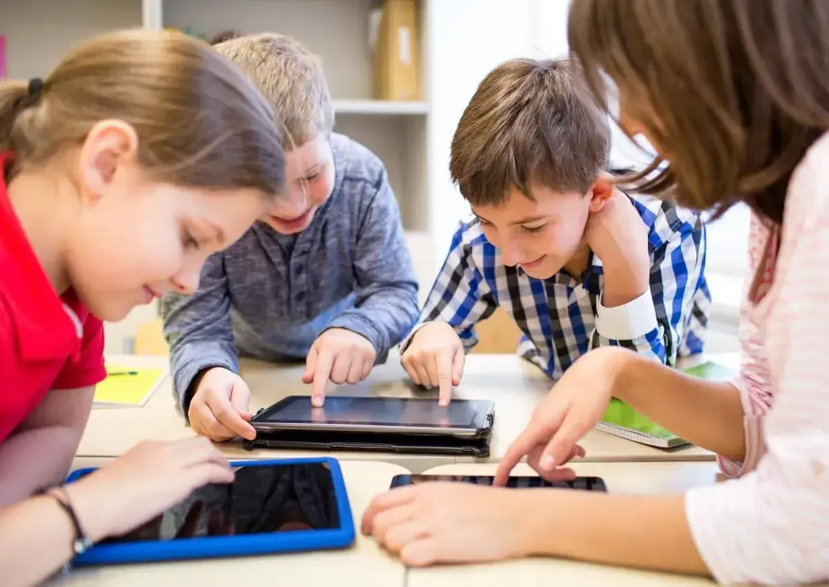 Kinder lernen mit Tablets und Smartphones, was sind elektronische Medien. Sie sind begeistert bei der Sache.