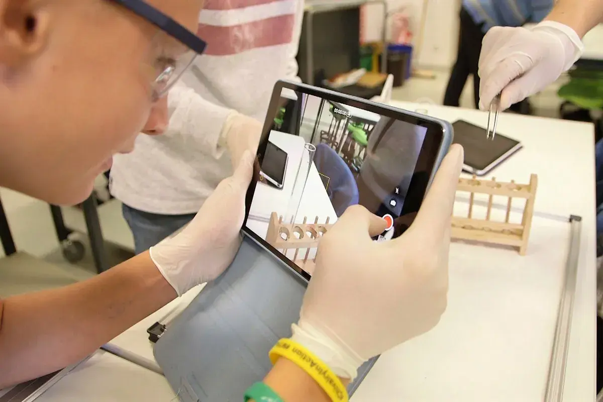Schüler dokumentieren Experimente mit Tablets. Ein Beispiel für die Digitalisierung an deutschen Schulen im naturwissenschaftlichen Unterricht.