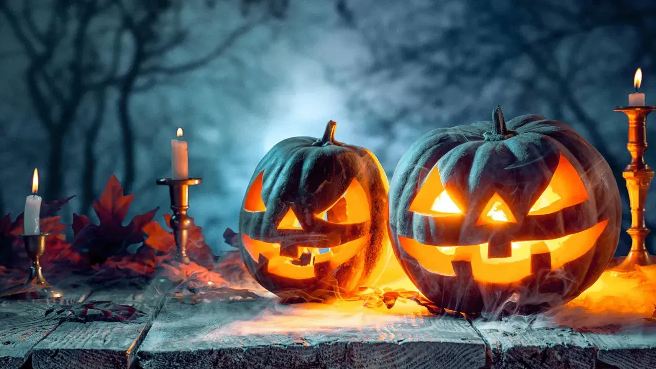 Gruselige Kürbisse leuchten im Nebel. Seit wann wird Halloween in Deutschland gefeiert? Die Antwort liegt im Dunkel, wie diese Szene.