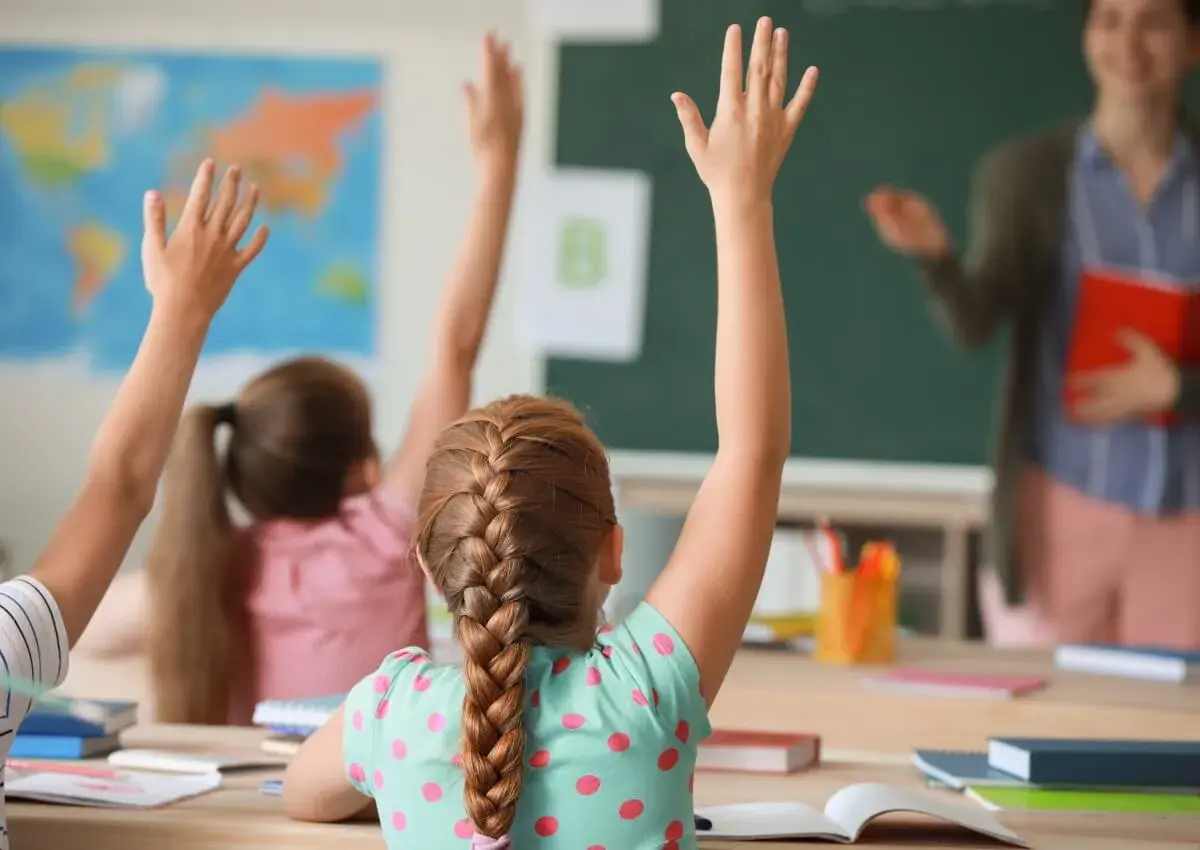 Schüler melden sich im Unterricht, eine Szene voller Lernfreude und Ideen für die Rhythmisierung in der Grundschule.