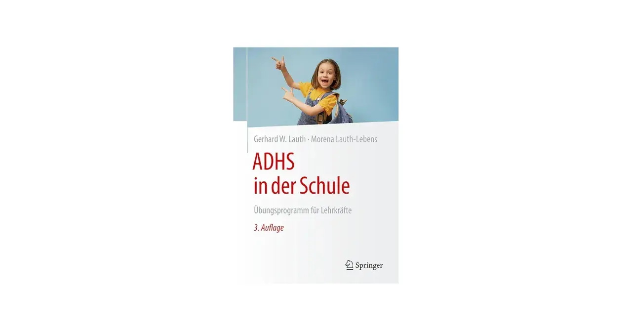 Ein fröhliches Mädchen mit Rucksack zeigt auf das Buch "ADHS in der Schule". Es hilft, die "adhs paralyse" zu überwinden.