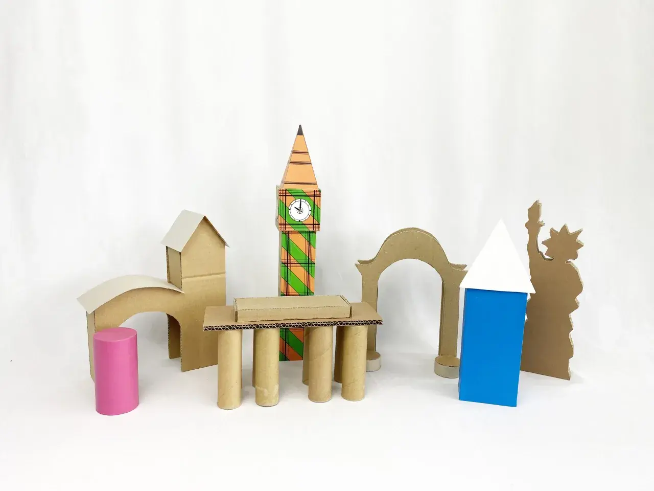 Kreative Bauwerke aus Karton: Eine Grundschule baut und konstruiert eine Stadt mit Big Ben und Freiheitsstatue.