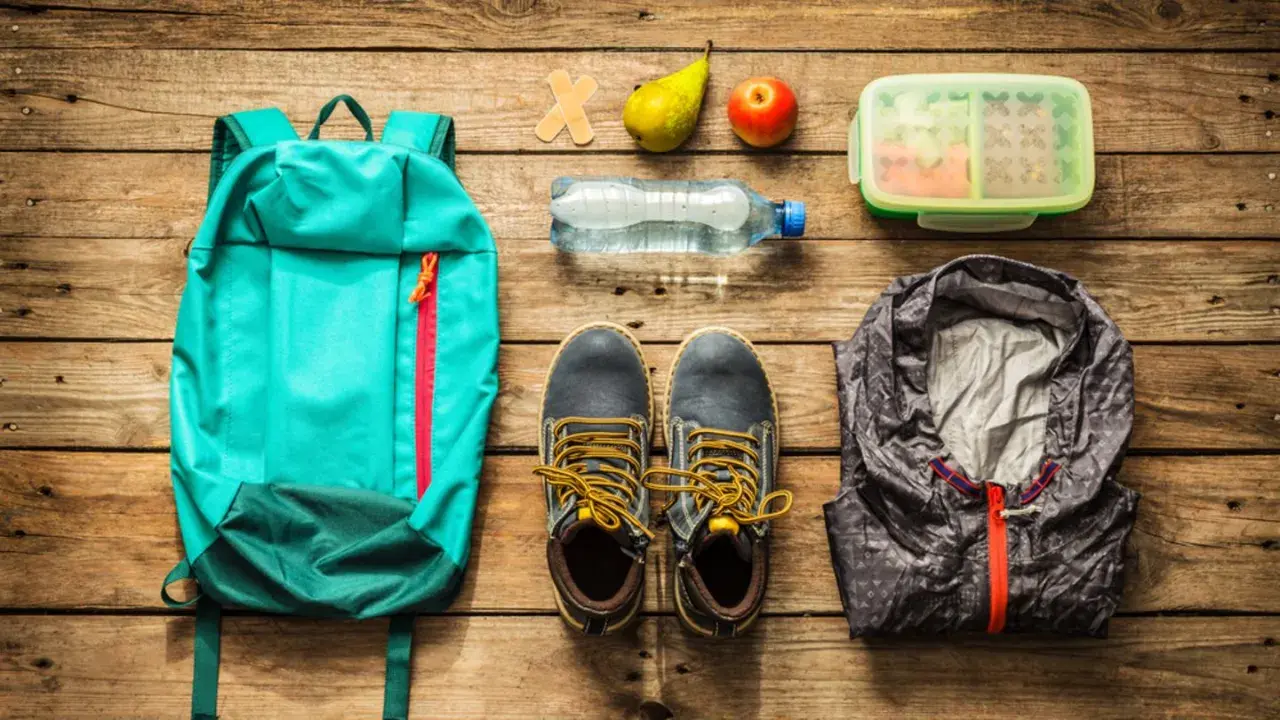 Rucksack, Schuhe, Jacke, Wasserflasche, Obst und Lunchbox – alles für die Klassenfahrt Packliste bereit.