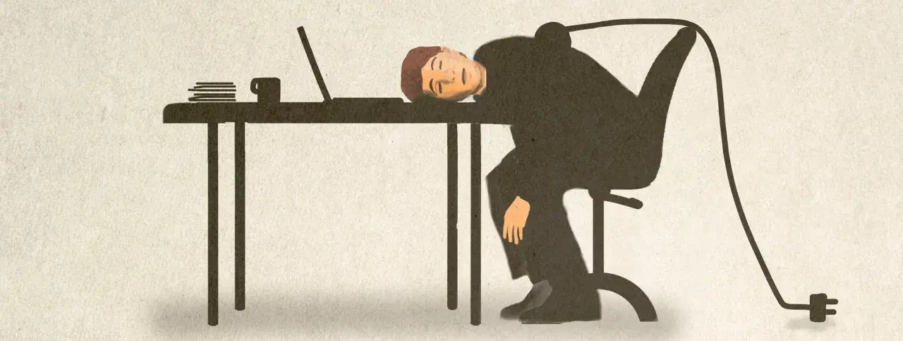 Ein Lehrer schläft erschöpft am Schreibtisch ein, ein Kabel steckt in seinem Schatten. Ein Symbol für Lehrer Burnout.