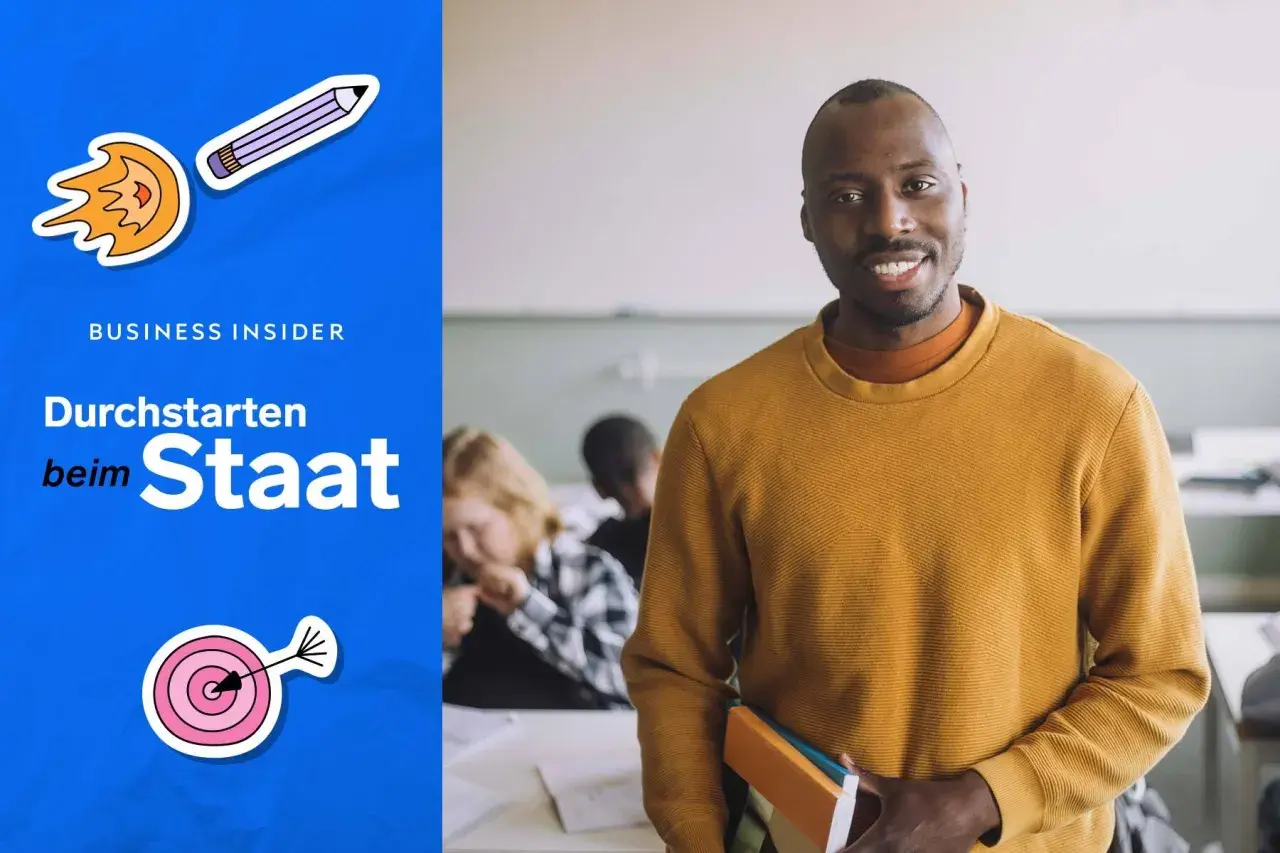 Ein Mann mit gelbem Pullover und Büchern in der Hand lächelt. Er ist ein Quereinsteiger Lehrer Niedersachsen, ohne Altersgrenze.