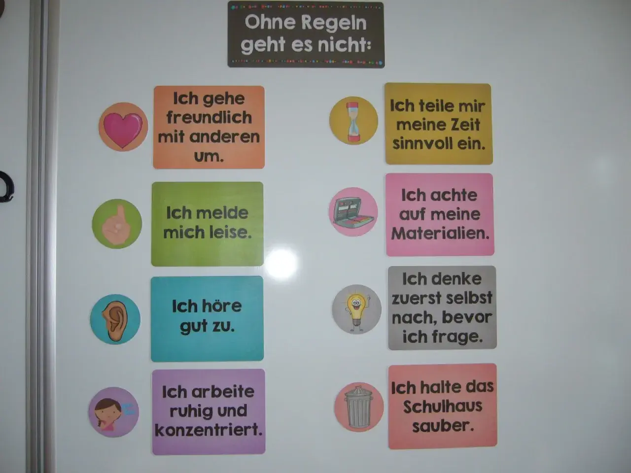 Klassenregeln 1. Klasse: Freundlich sein, leise melden, gut zuhören, konzentriert arbeiten, Zeit sinnvoll nutzen, Materialien achten, selbst nachdenken, Schulhaus sauber halten.