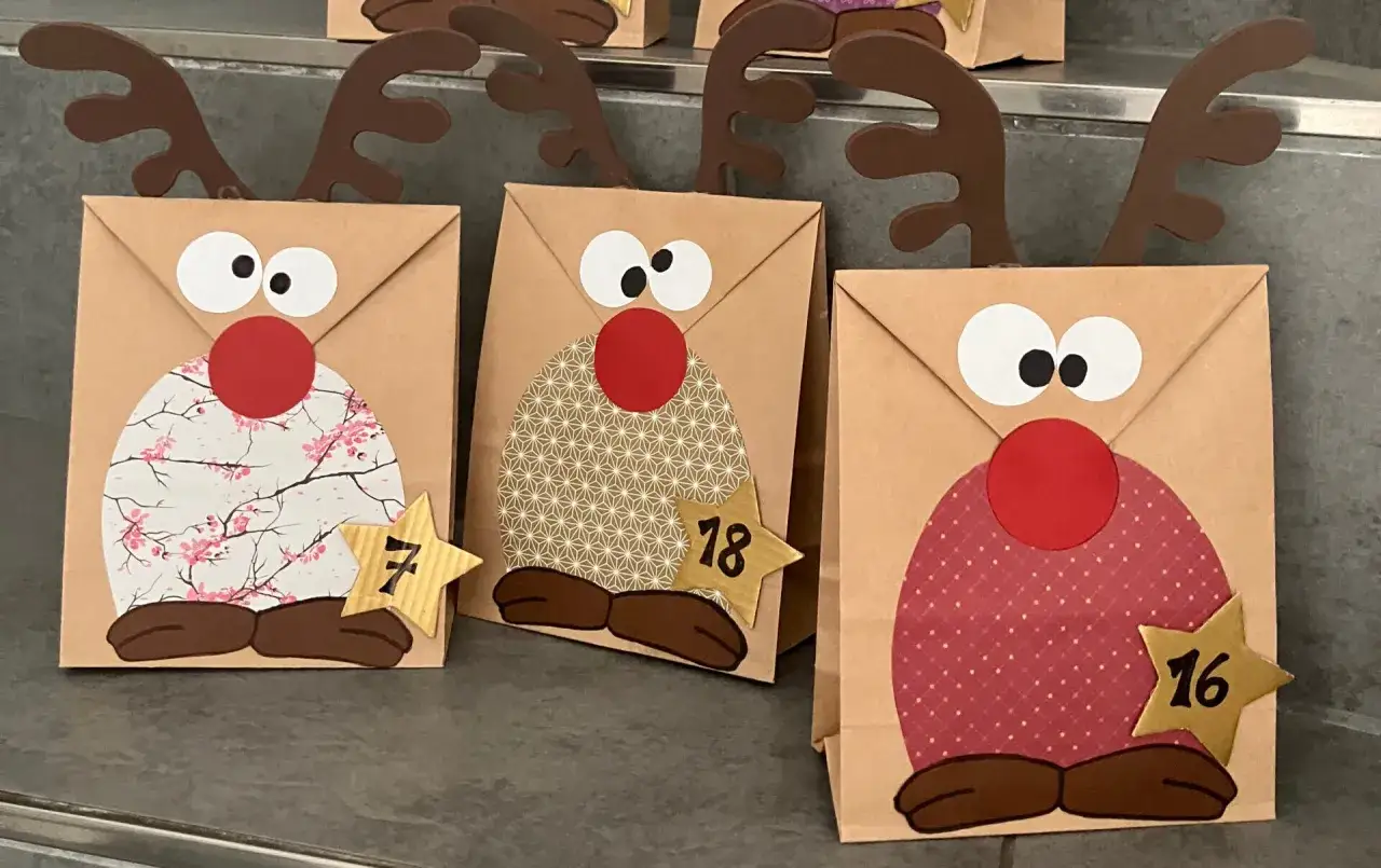 Kreative Adventskalender Grundschule Ideen: Rentier-T&uuml;ten mit Zahlen.