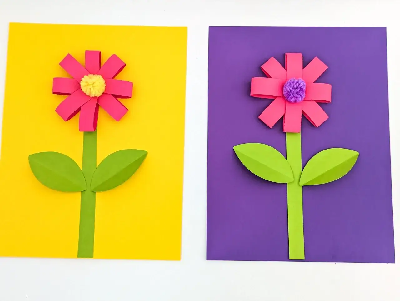 Zwei bunte Papierblumen, die Kinder leicht basteln k&ouml;nnen. Eine auf gelbem, die andere auf lila Papier.