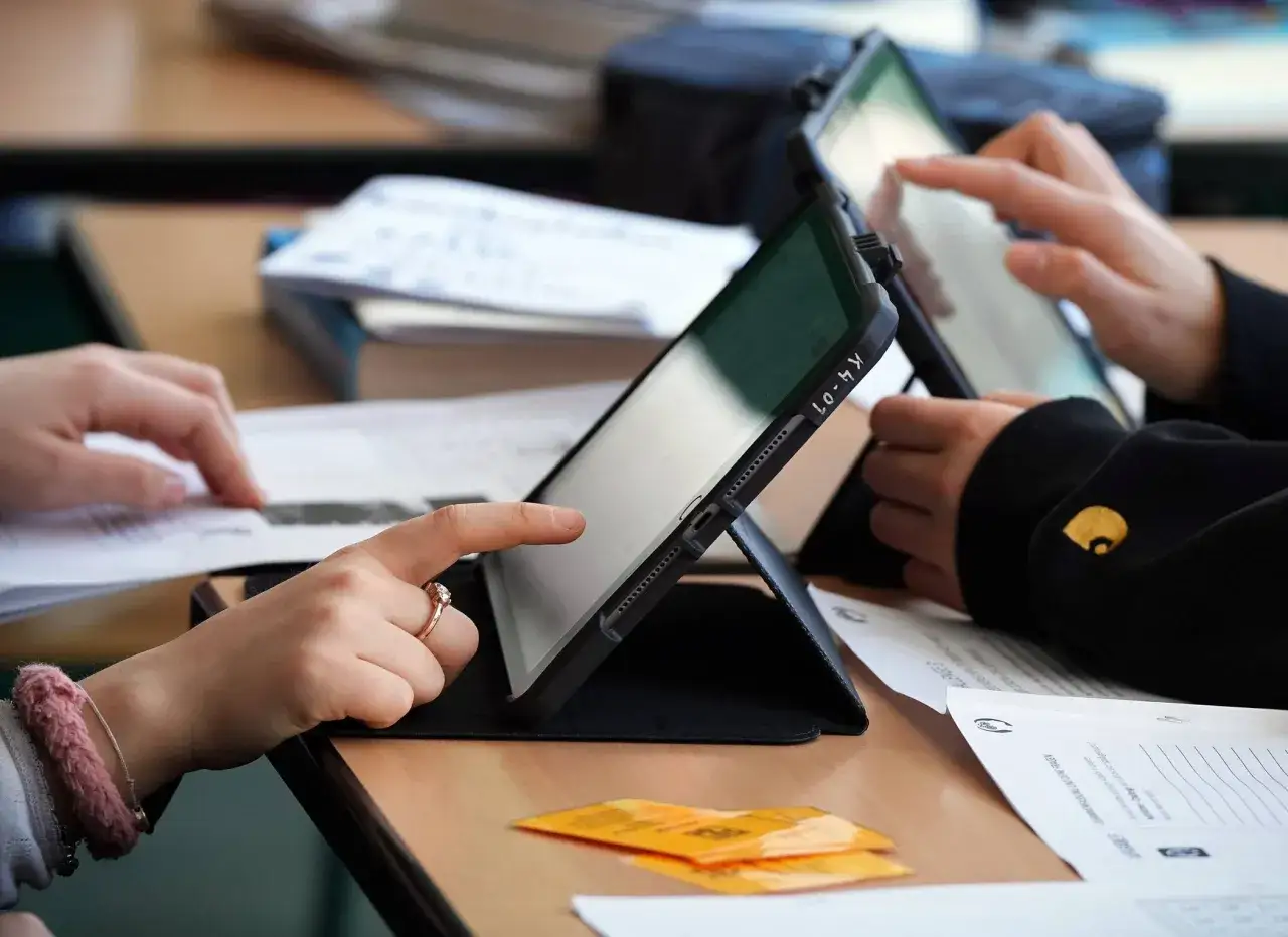 Schülerinnen und Schüler nutzen Tablets im Unterricht, ein Beispiel für den digitalpakt 2.0.