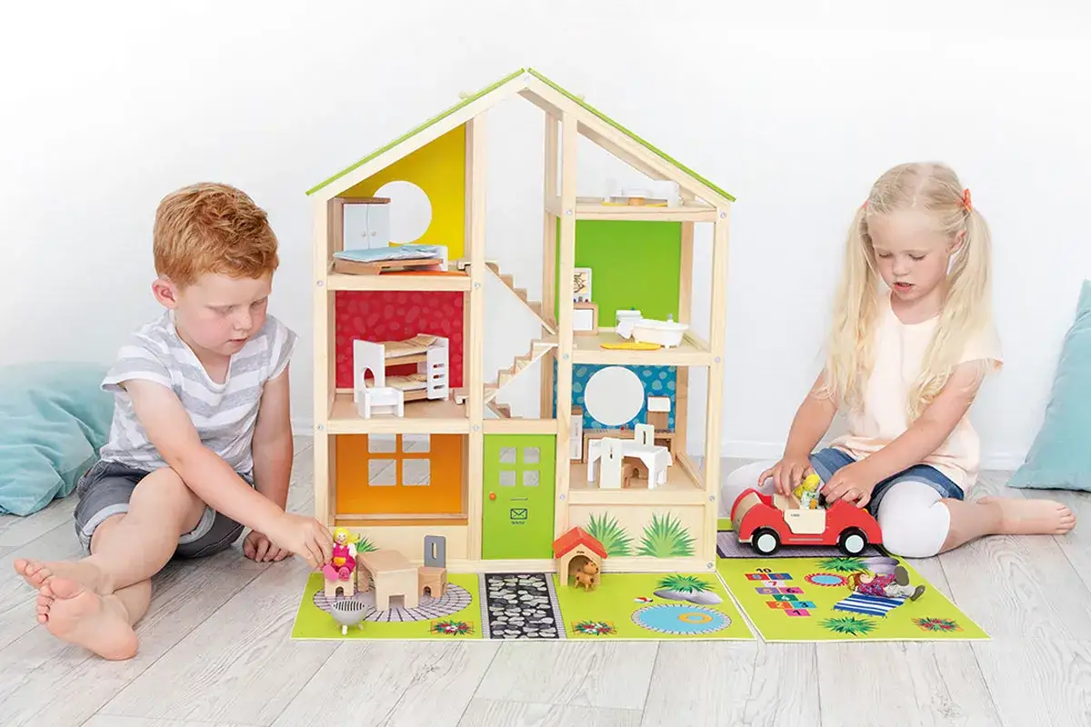 Kinder spielen mit einem Puppenhaus und Autos. Die Szene illustriert didaktische Prinzipien Kita, fördert Kreativität und soziales Lernen.