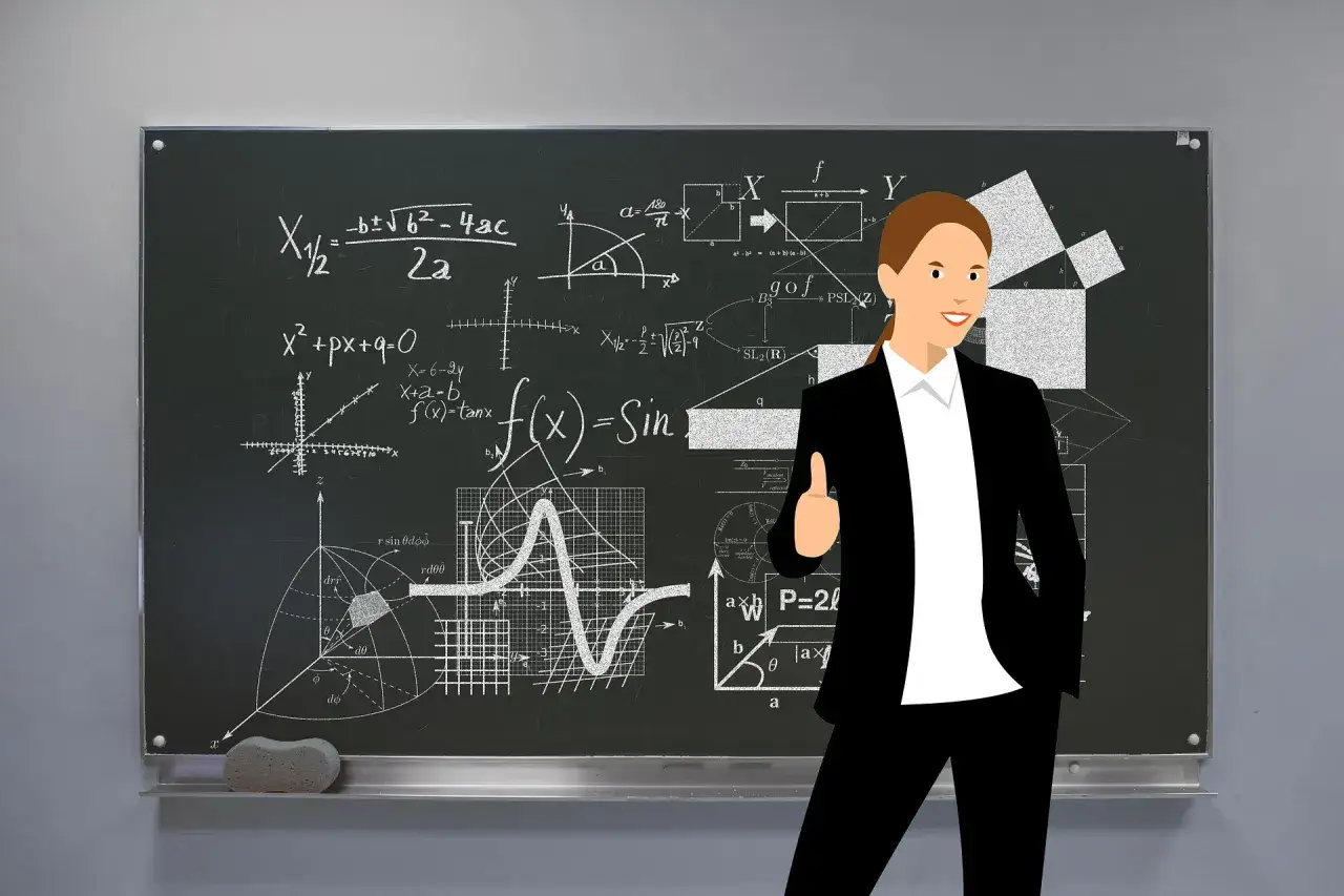 Lehrerin vor Tafel mit Matheformeln, die auf eine erfolgreiche Verbeamtung hindeuten.