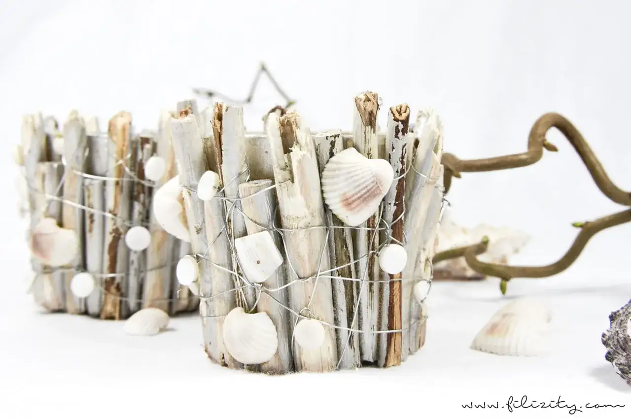 Zwei DIY-Windlichter aus Treibholz und Muscheln, die an Draht befestigt sind. Ein Hauch von Meer f&uuml;r dein Zuhause.