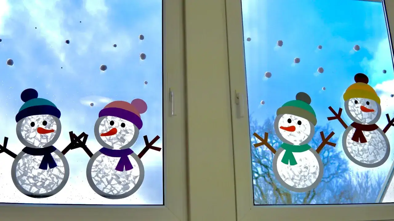Bunte Schneem&auml;nner als Fensterdeko basteln mit Kindern. Vier fr&ouml;hliche Figuren mit H&uuml;ten und Schals schm&uuml;cken das Fenster.