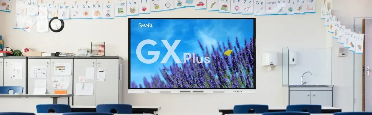 Klassenzimmer mit SMART Board, das die Digitalisierung an Schulen zeigt. Die Statistik der Lernfortschritte wird auf dem Display visualisiert.