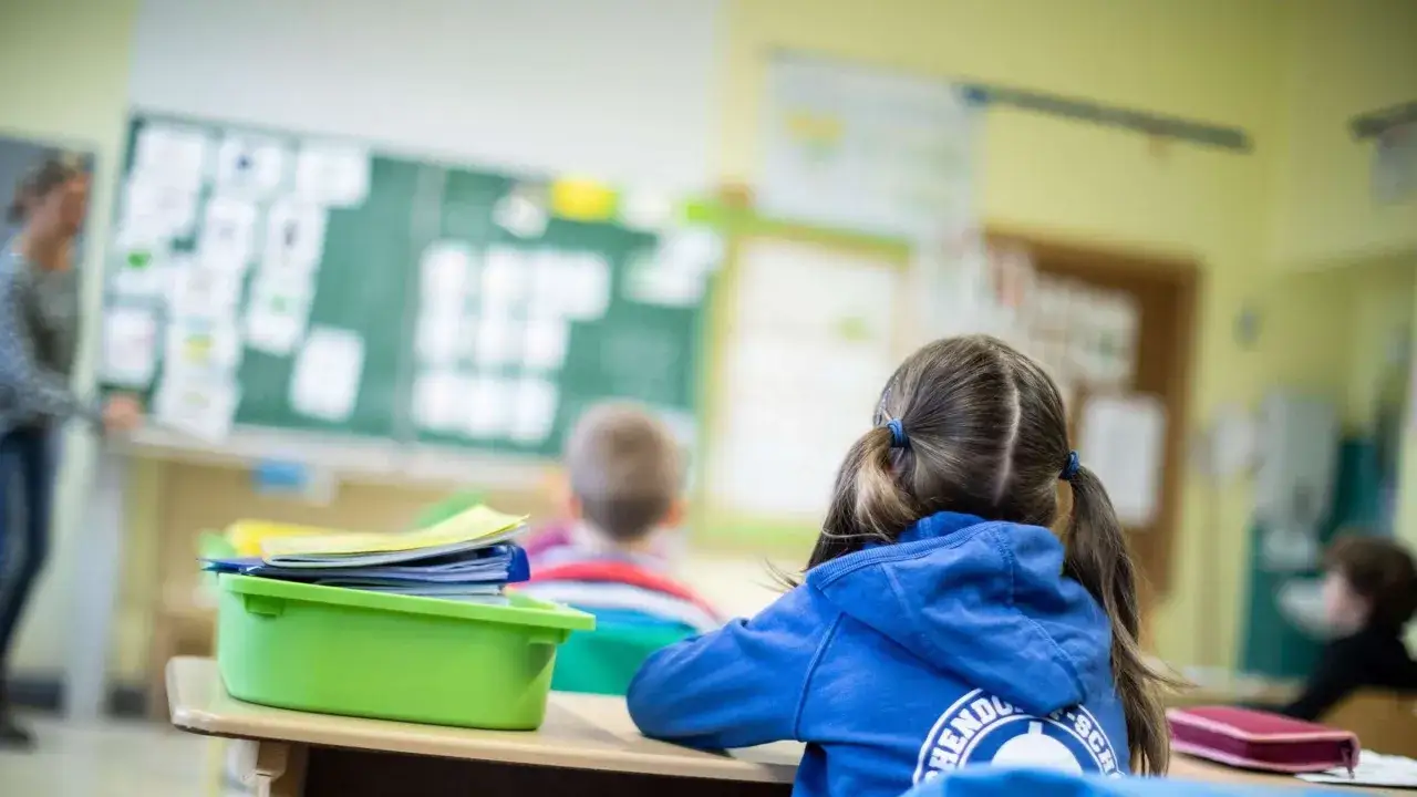 Sch&uuml;ler im Unterricht. Die Nachteile der Verbeamtung von Lehrern sind hier nicht sichtbar, aber die Lernatmosph&auml;re ist sp&uuml;rbar.