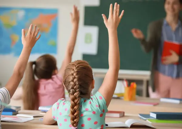 Schüler melden sich im Unterricht, eine Szene voller Lernfreude und Ideen für die Rhythmisierung in der Grundschule.